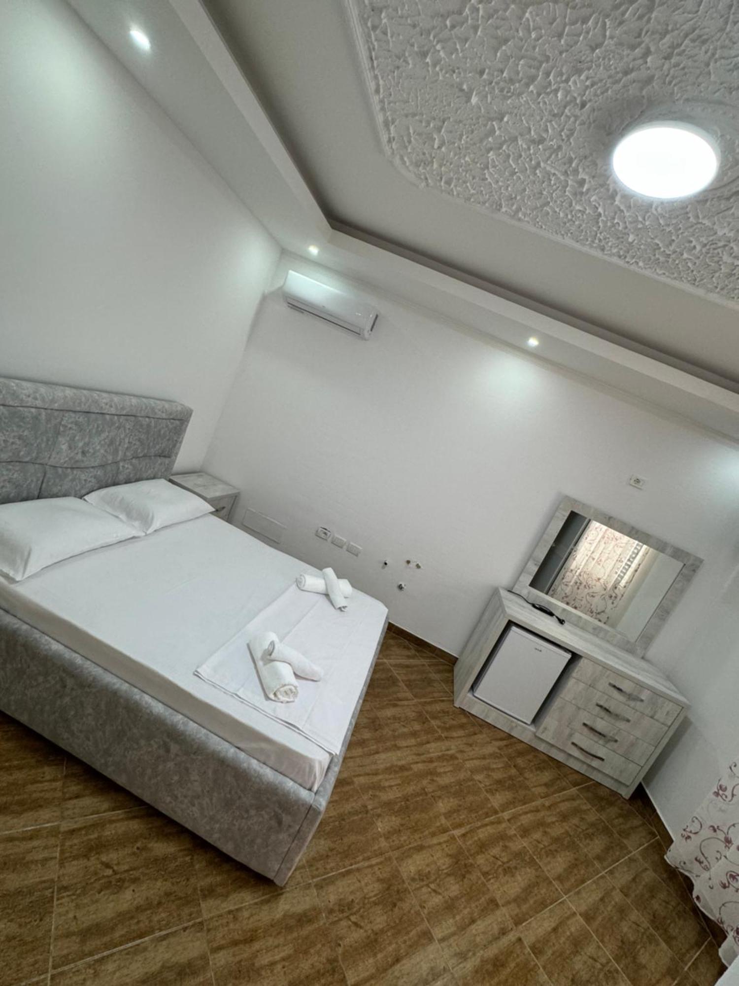 Restorant Hotel Niku Shetaj エクステリア 写真